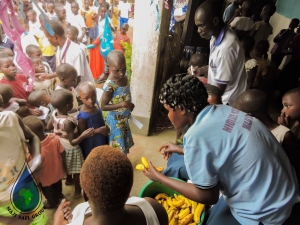 Community Health Worker Lilian Kayuni handing out banannas to the children after they washed their hands.